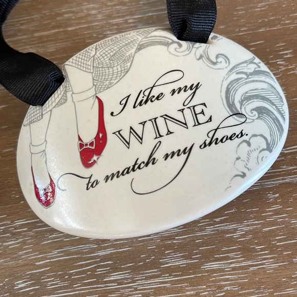 EUC Hallmark Wine Bottle Dorothy Red Shoes Ceramic Tie On Decorative Plate - Picture 3 of 4